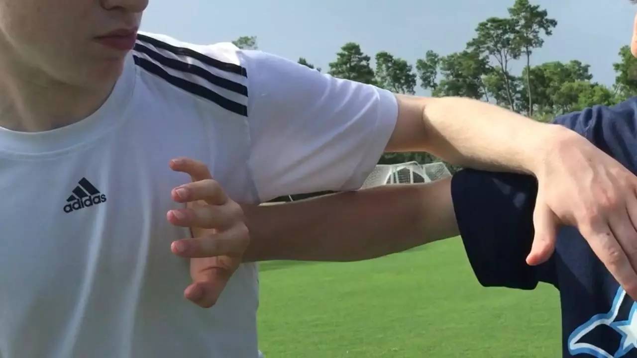 怎么样护球不被抢走,护球能让碰吗