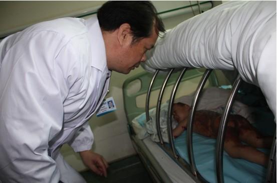 男童被米汤烫伤后续,男孩烫伤被奶奶抹油