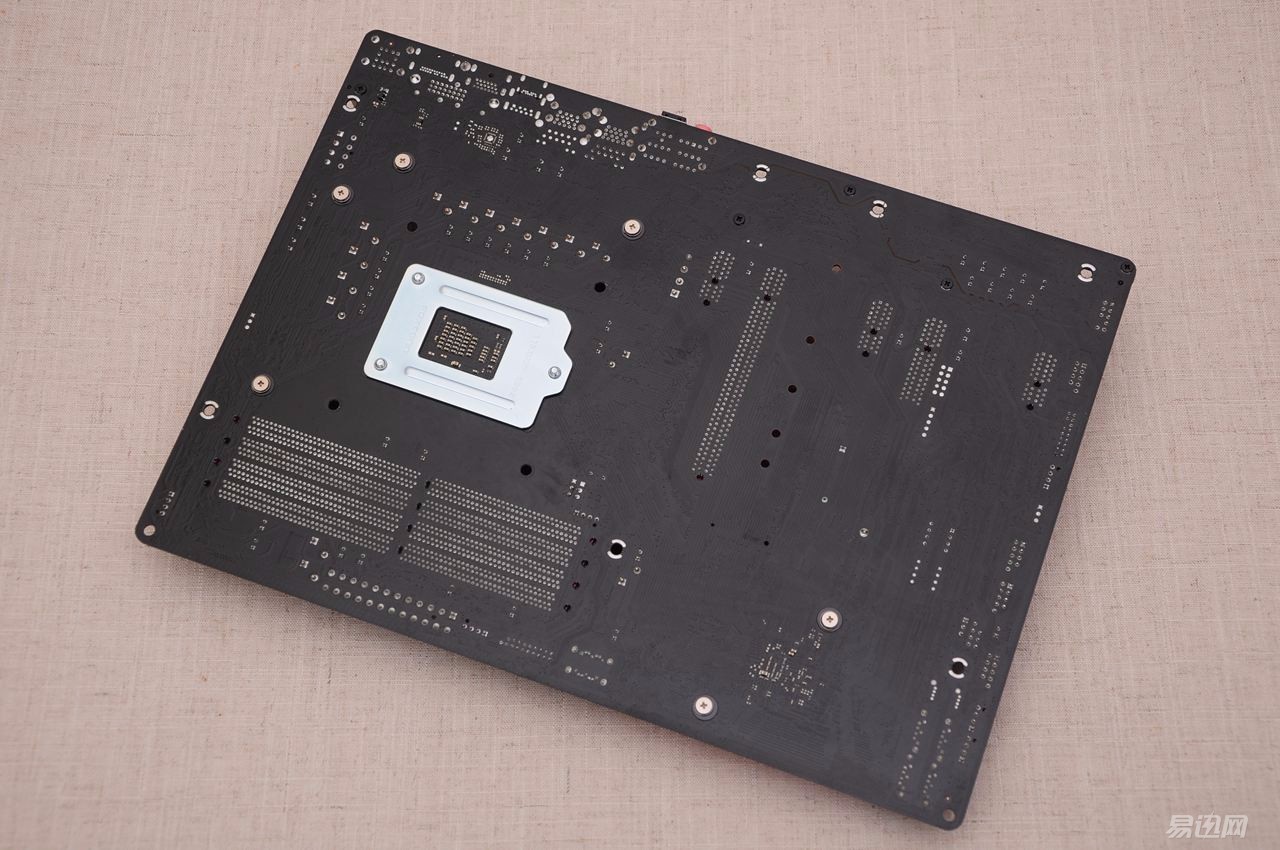 据说这板子和机箱搭配能释放洪荒之力