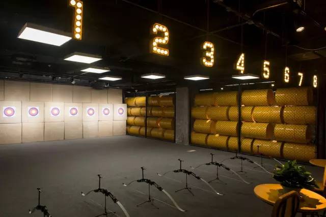 周末跟朋友喝点酒吃烧烤,周末聚会喝酒撸串