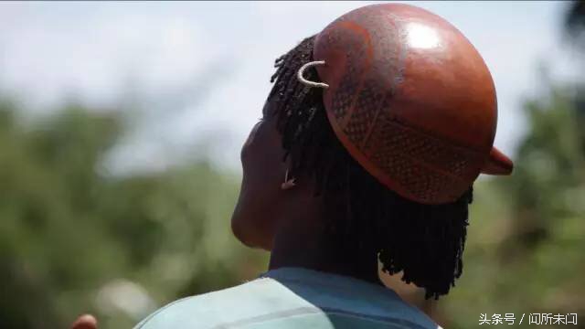 想拥有非洲最时尚的发型，有这坨牛粪就够了！