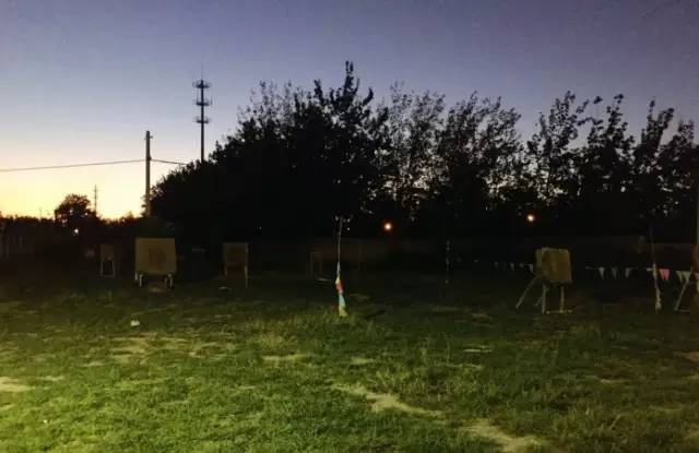 周末跟朋友喝点酒吃烧烤,周末聚会喝酒撸串