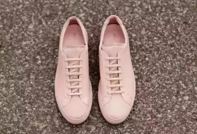 忘记你的小白鞋吧！现在是小粉鞋当道