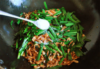 第一美食阿飞韭菜炒河虾,第一美食韭菜炒河虾做法