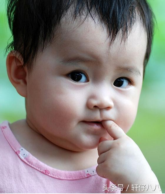宝宝爱吃手指怎么办？五招纠正宝宝的“吮指癖”