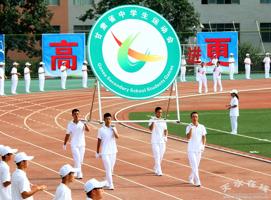 爸爸看到夏令营的女儿晒黑了,爸爸看到女儿军训被晒黑