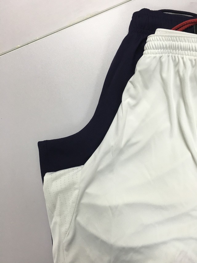 喏这就是梅西那件被摄影师撩走的短裤