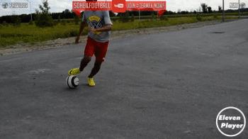 足球左扣右拨变向运球过人,足球变向摆脱技巧图解