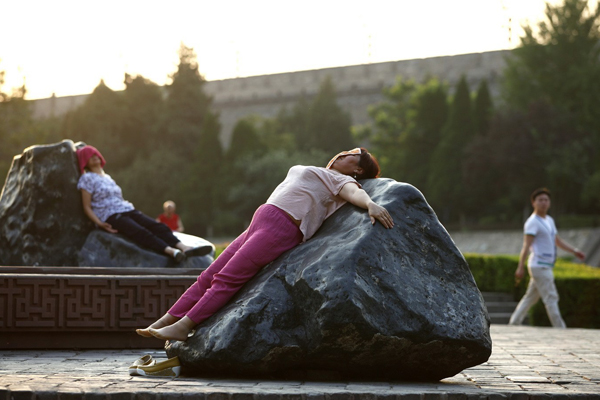 四十度高温天，为何大妈争相“趴石头”大妈们不热吗？