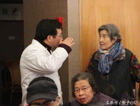 怎么用棉签给孩子掏耳朵,小朋友可以用棉签掏耳朵吗