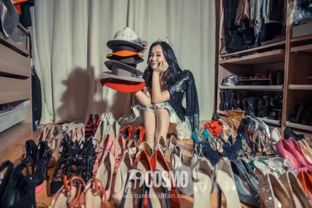 胖轩偷偷打开了他爸妈的衣柜给我看，而我只想看他肉嘟嘟的样子