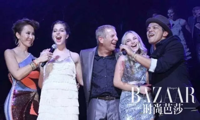 贝克汉姆为李玟颁奖,李玟与贝克汉姆