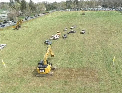 城会玩！开着汽车踢足球，用挖掘机当守门员