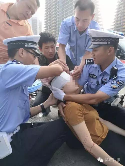 女子不慎摔伤交警暖心送医,老人骑车摔伤民警紧急救助