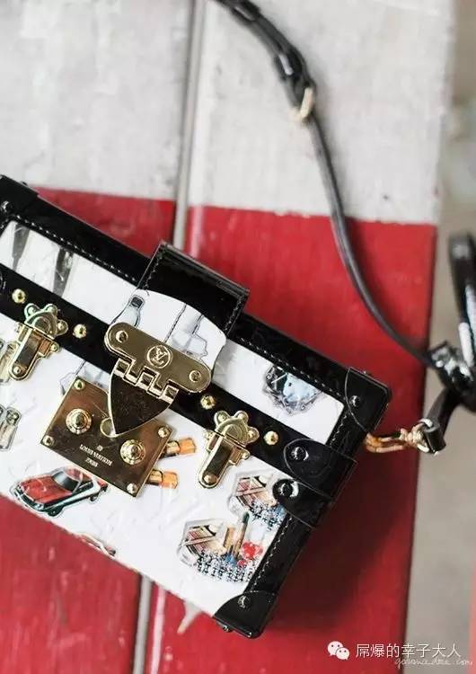 最时髦的人都在背两个包出门,最近都在背网红包包