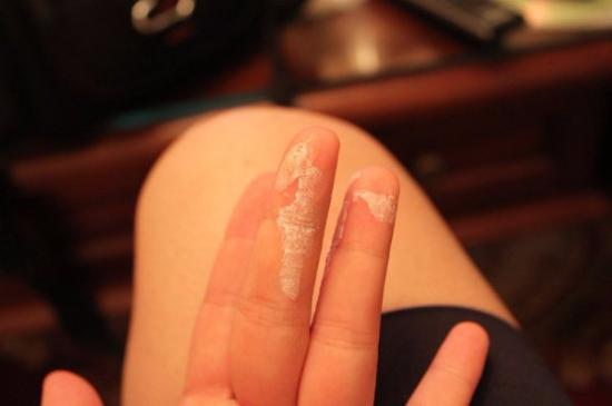 玻璃残留胶渍如何去除,地砖美缝胶渍怎么去除