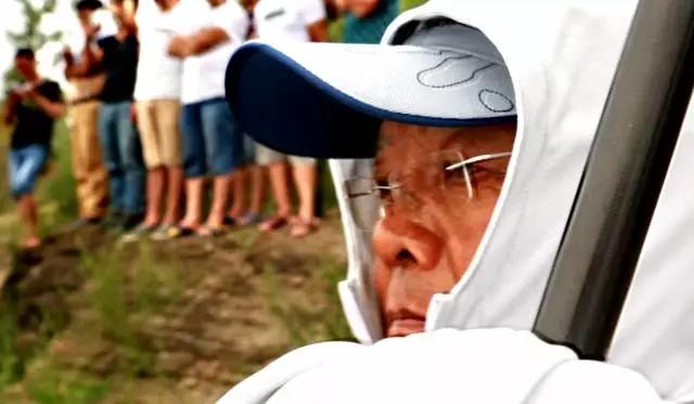 今日我们向一个时代的英雄告别