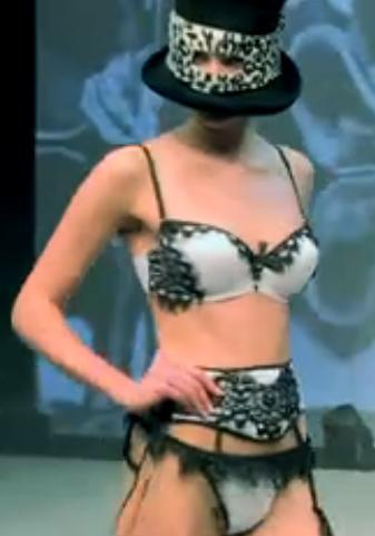 凸显完美身材曲线,凸显女生苗条的身材