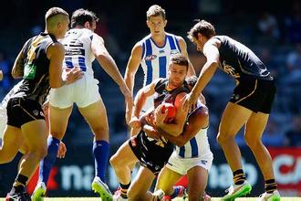 英式橄榄球技术特点有哪些,英式橄榄球和美式橄榄球哪个更早