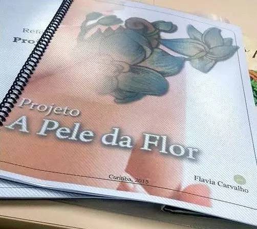 将疤痕变成灿烂花朵美女刺青师精心修复身体伤口