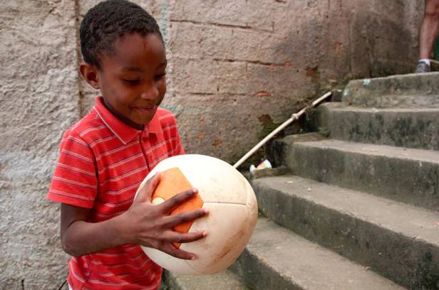 让数百万非洲贫困家庭用上了电，竟然仅靠一个大学生造的足球