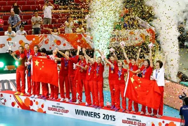 回顾中国女排十次登顶辉煌时刻,夺冠永不言败的女排精神
