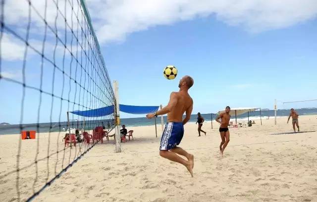 巴西人都在沙滩打排球？去海滩只是他们的生活方式而已