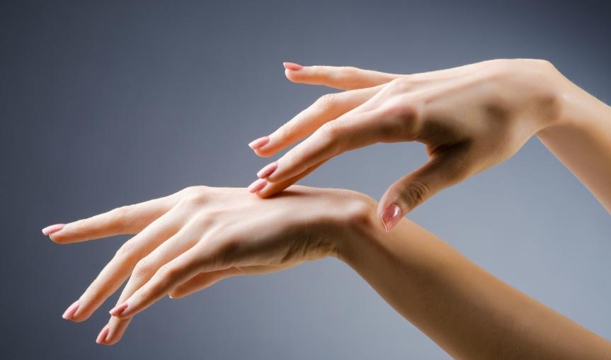 秋天手部皲裂干燥怎样做好,入秋手干燥裂口怎么回事