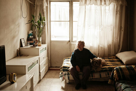 在同一栋建筑的地上和地下，我们拍摄了两个不同的世界