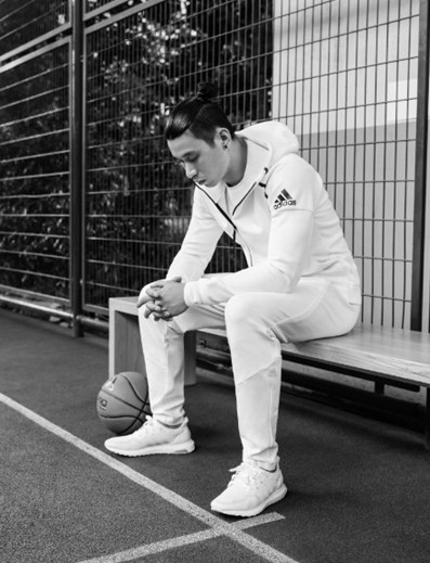 这个周末皇马曼联拜仁等俱乐部轮番为这件夹克上演了卖家秀