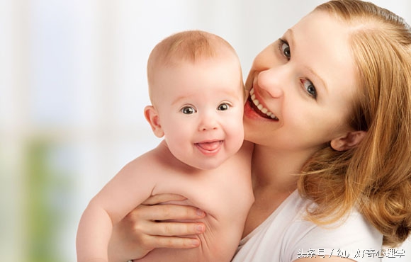 宝宝喜欢吐泡泡吐奶,宝宝吐奶还一直伸舌头吐唾沫