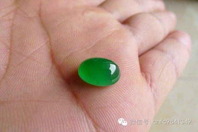 女友要颗玻璃种帝王绿戒指,穷小子竟然用啤酒瓶底做出来了。