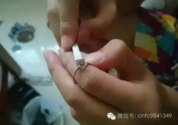 女友要颗玻璃种帝王绿戒指,穷小子竟然用啤酒瓶底做出来了。