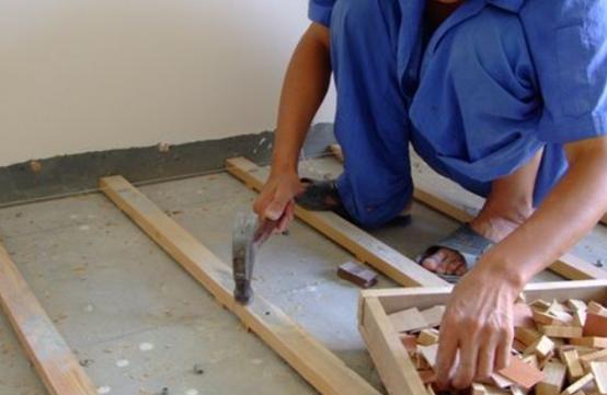 地板踩上去咯吱咯吱响怎么解决,家里地板翘起来有异响怎么办