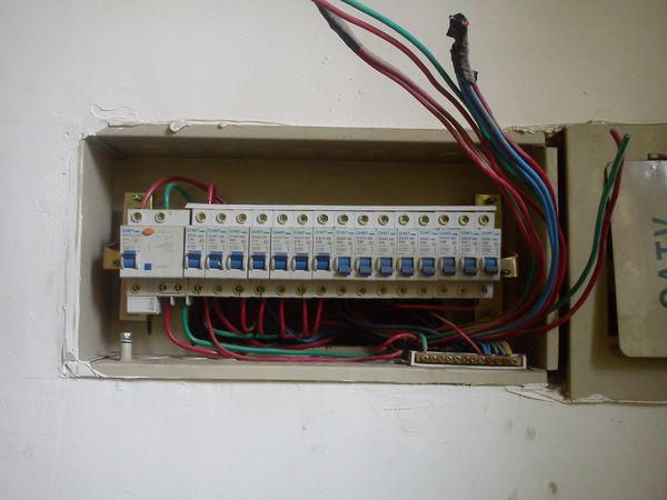 家里插座没有电怎么回事,家里插座突然没电灯还有电