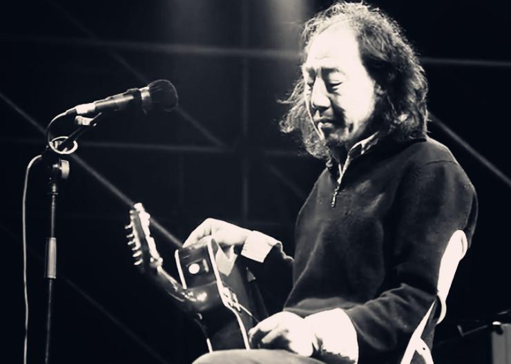 这个看起来疯癫的老头，是“摇滚鼓王”的哥哥，中国民谣界的传奇