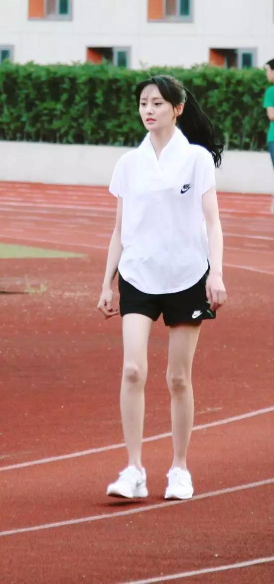 极度恐怖，胆小者慎入！唐嫣教你如何将头放入两腿之间！