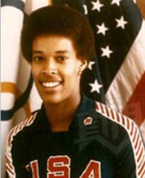 手长脚长似“蜘蛛人”，肇东一姐弟26岁“准时”发病，基因来自35岁去世的妈妈