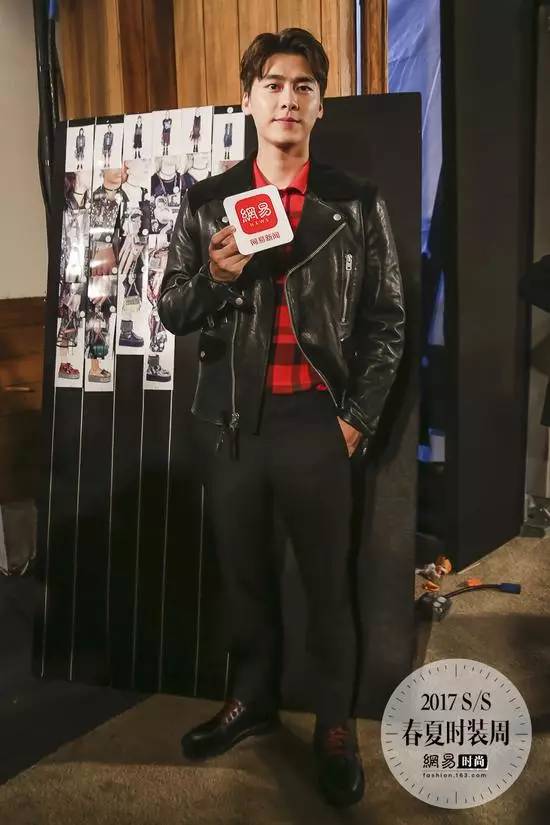 李易峰唐嫣穿“情侣装”同台看秀 不要太养眼哦~