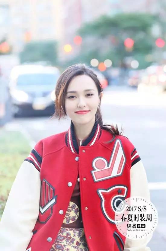 李易峰唐嫣穿“情侣装”同台看秀 不要太养眼哦~