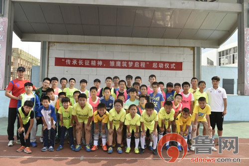 胶州45小将到鑫正足球俱乐部体验“球星课”