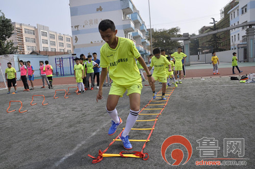 胶州45小将到鑫正足球俱乐部体验“球星课”