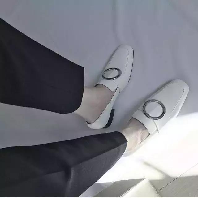 美得毫不费力的姑娘,都有一双乐福鞋