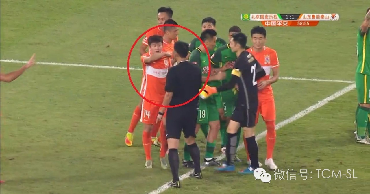 主裁判怎么和球员沟通,球员冲突裁判为什么不会阻止