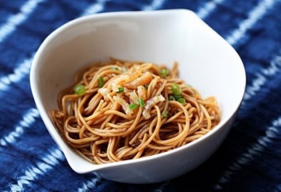 不经常吃零食的孩子一吃就上火,奶奶总给孩子吃很多