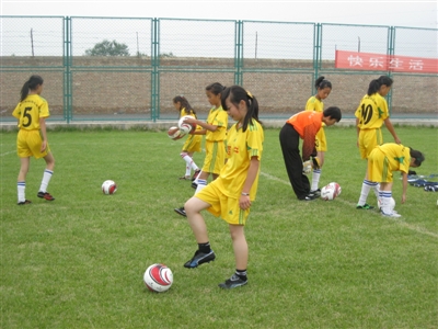 快乐足球满校园,快乐足球校园比赛视频