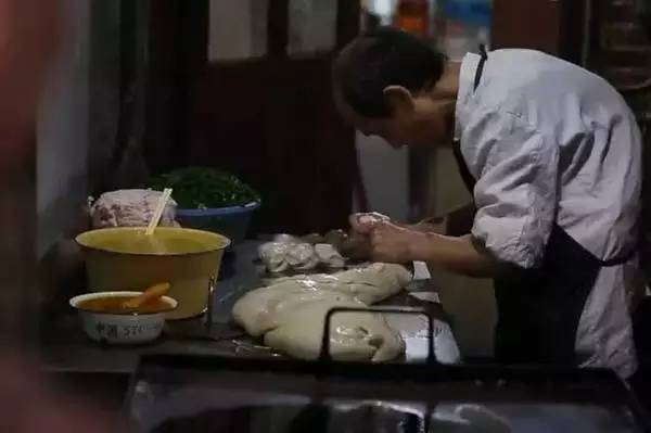 在上海米其林餐厅用餐,阿大葱油饼米其林