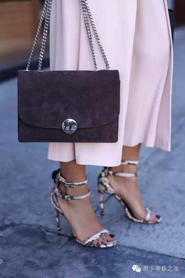 女生手中包包值多少钱看看反应就知道了