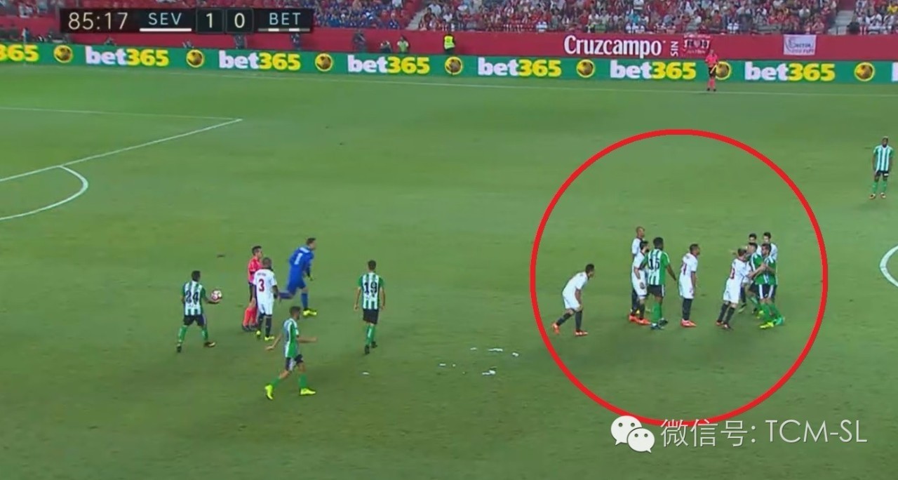 主裁判怎么和球员沟通,球员冲突裁判为什么不会阻止