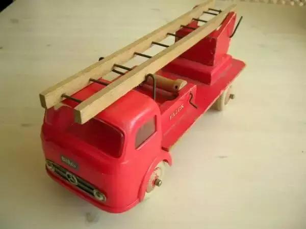 一位丹麦木匠，在经历了3场大火之后，竟然造出了火遍全球的玩具